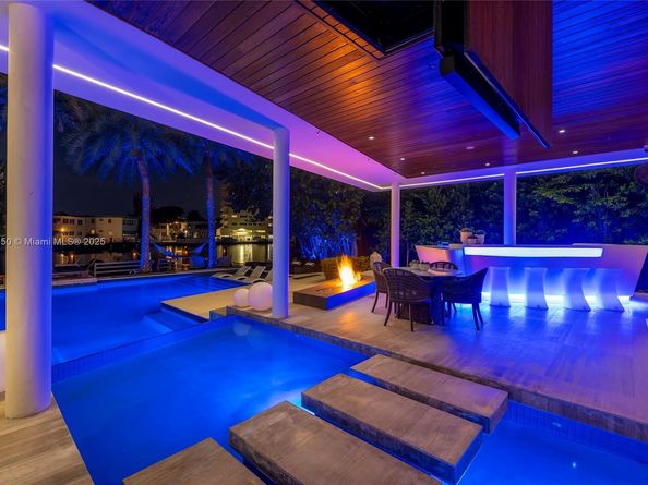 528 Lakeview Ct, Miami Beach FL 33140