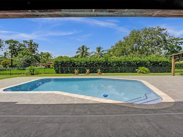 12100 NW 6th St, Plantation FL 33325