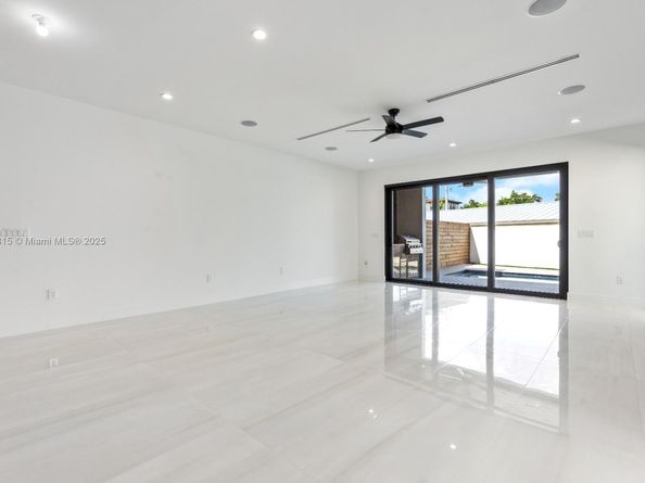 207 NE 17th Ave, Fort Lauderdale FL 33301