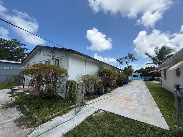 2711 Dewey St, Hollywood FL 33020