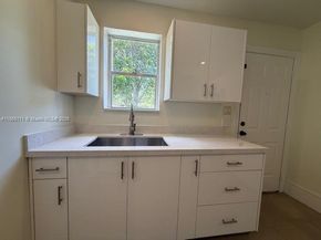 2711 Dewey St, Hollywood FL 33020