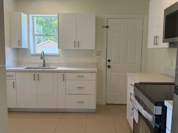 2711 Dewey St, Hollywood FL 33020