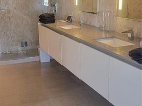 68 SE 6th St 2110, Miami FL 33131