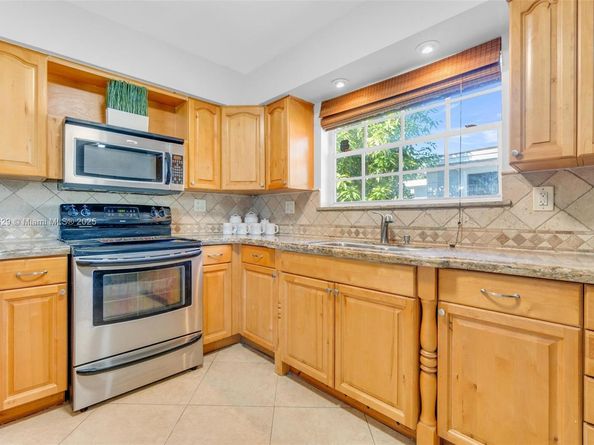 4200 NW 2nd St, Plantation FL 33317