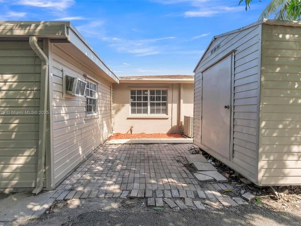 4200 NW 2nd St, Plantation FL 33317