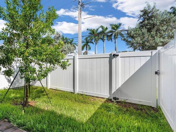 17033 SW 1st St, Pembroke Pines FL 33027