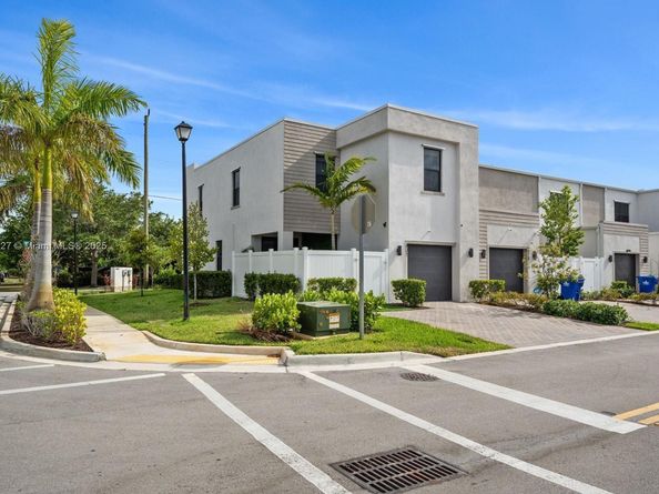 421 NW 17th St, Fort Lauderdale FL 33311