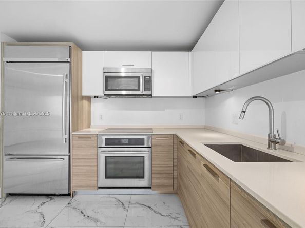 1300 Brickell Bay Dr 2402, Miami FL 33131