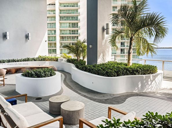 1300 Brickell Bay Dr 2402, Miami FL 33131