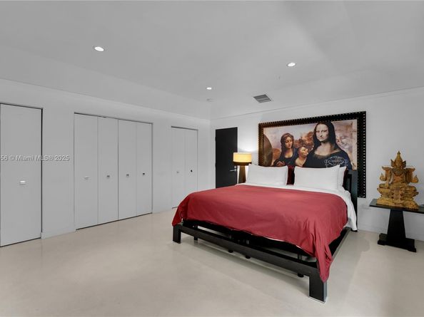 1111 N Venetian Dr, Miami FL 33139