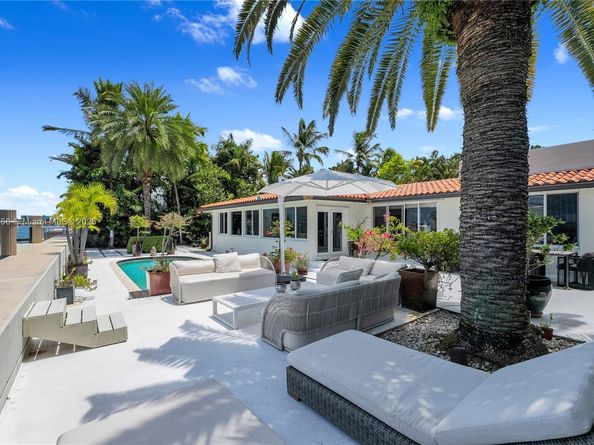 1111 N Venetian Dr, Miami FL 33139
