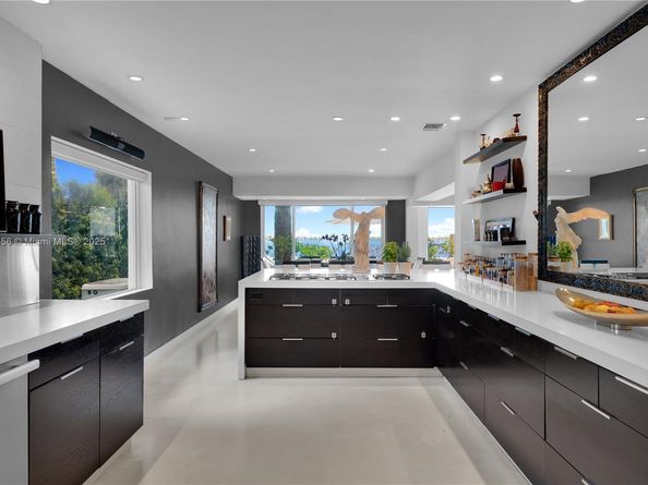 1111 N Venetian Dr, Miami FL 33139