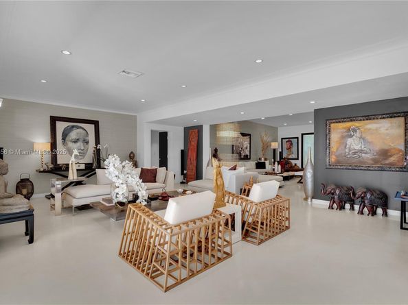 1111 N Venetian Dr, Miami FL 33139