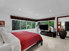 1111 N Venetian Dr, Miami FL 33139