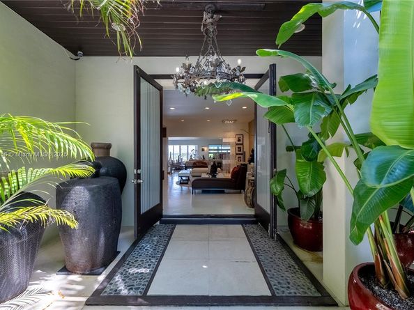 1111 N Venetian Dr, Miami FL 33139
