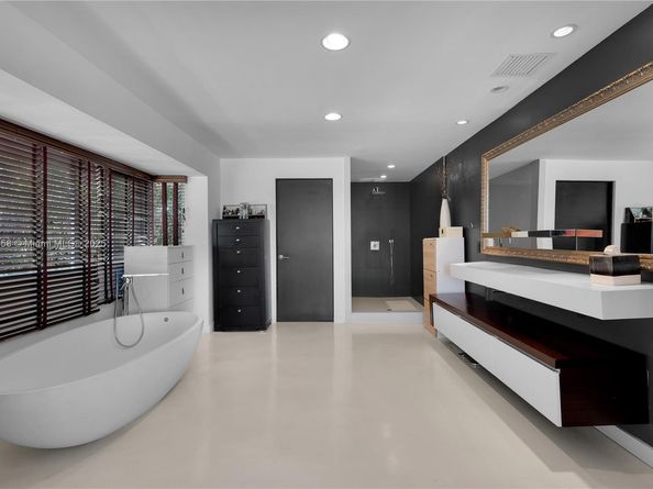 1111 N Venetian Dr, Miami FL 33139