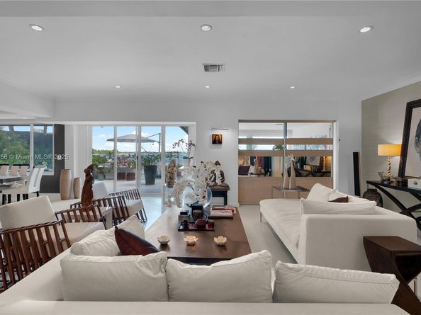 1111 N Venetian Dr, Miami FL 33139