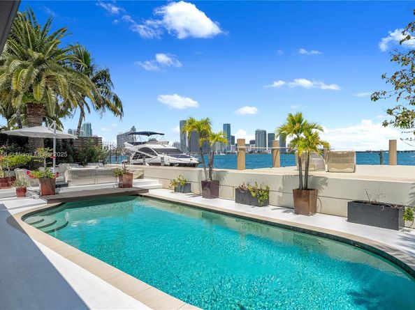1111 N Venetian Dr, Miami FL 33139