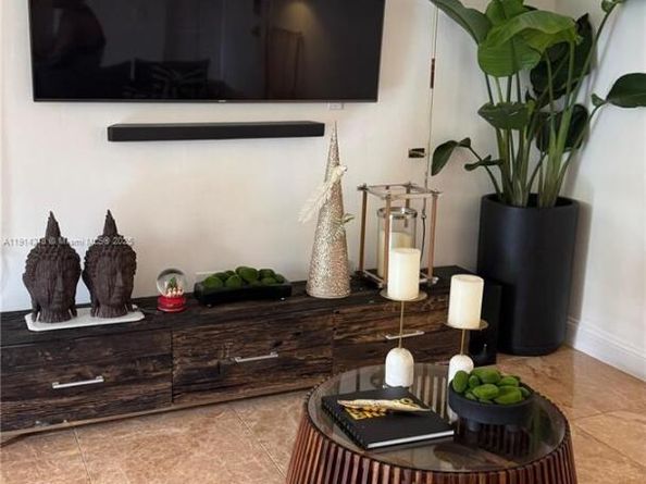 4713 NW 7th St, Miami FL 33126