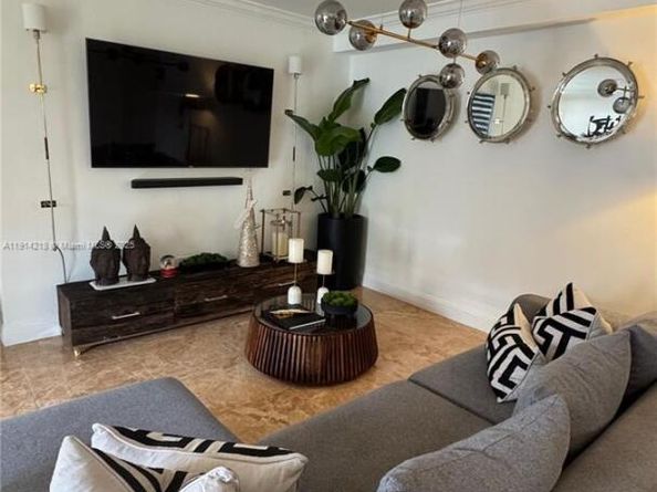 4713 NW 7th St, Miami FL 33126