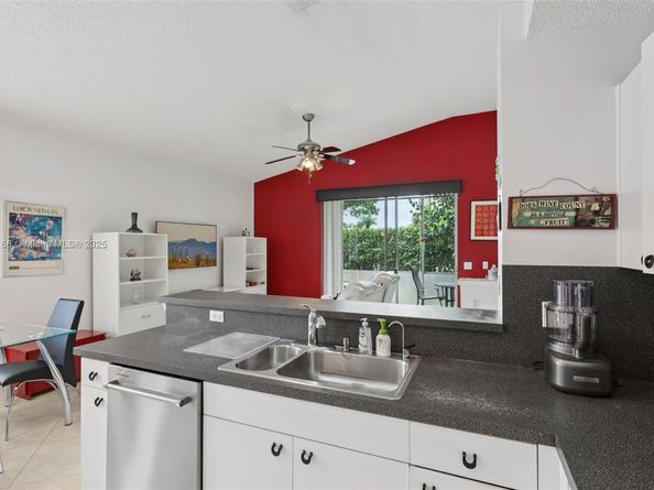 8752 NW 75th Ct, Tamarac FL 33321