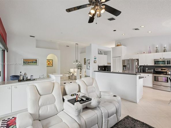 8752 NW 75th Ct, Tamarac FL 33321