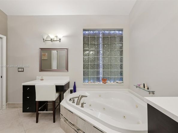 8752 NW 75th Ct, Tamarac FL 33321
