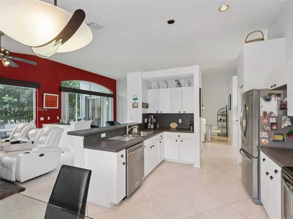 8752 NW 75th Ct, Tamarac FL 33321