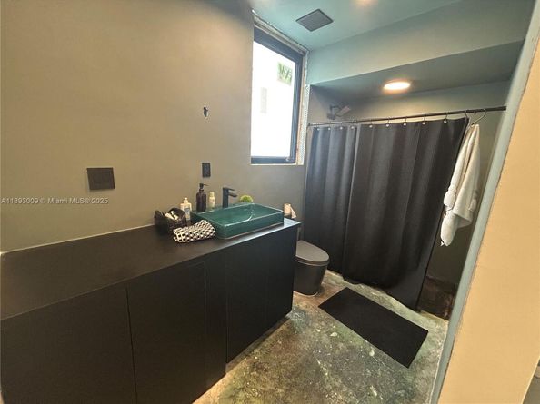 150 NW 44th St, Miami FL 33127