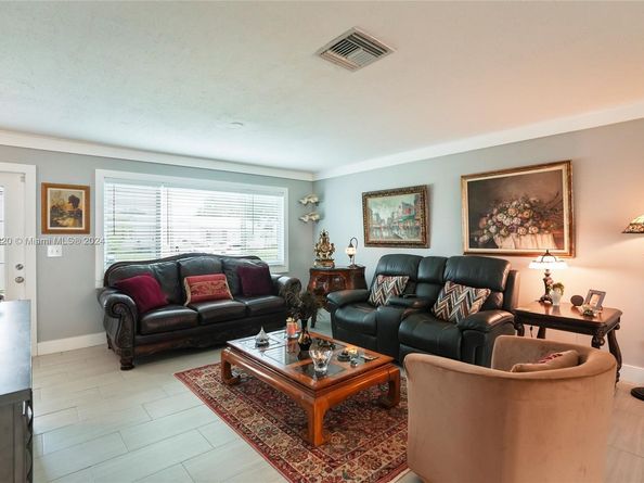 1051 NW 88th Way, Plantation FL 33322