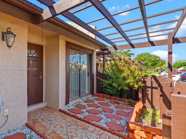 8336 NW 37th Pl, Sunrise FL 33351