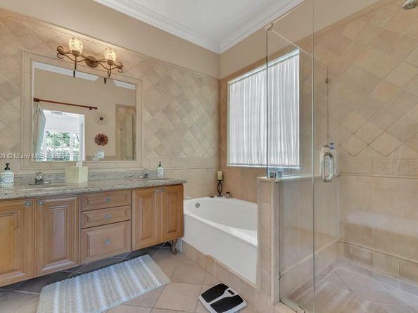 800 Lavender Cir, Weston FL 33327