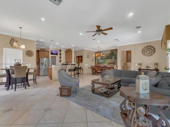 800 Lavender Cir, Weston FL 33327