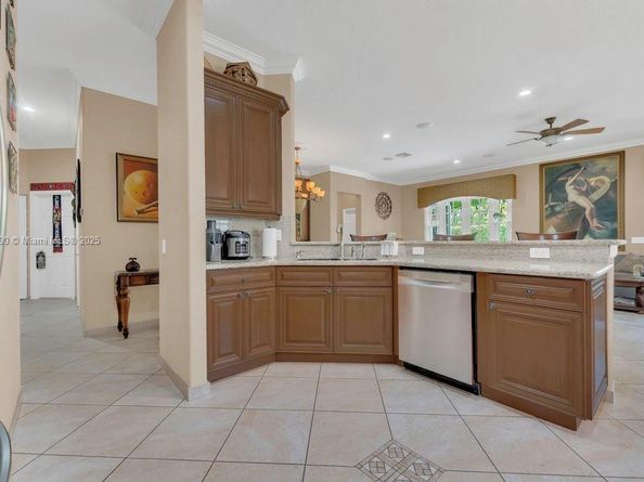 800 Lavender Cir, Weston FL 33327