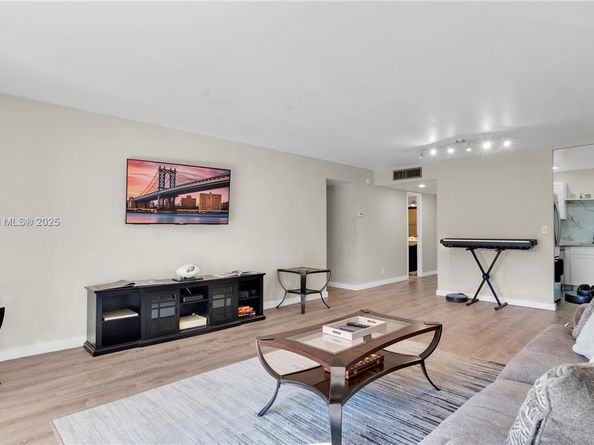 6301 N Falls Cir Dr 206, Lauderhill FL 33319