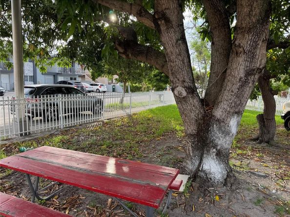 685 SE Park Dr, Hialeah FL 33010