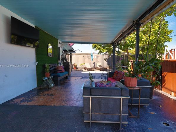 631 SE 3rd Pl, Hialeah FL 33010