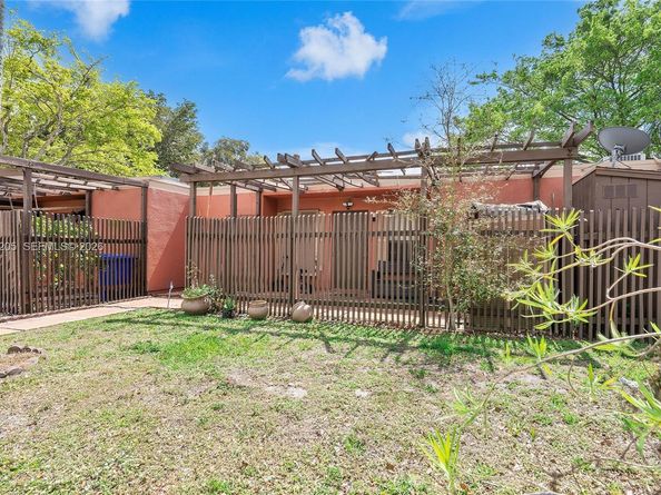 10304 Fairway Rd, Pembroke Pines FL 33026