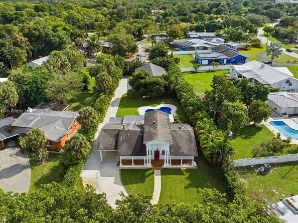 740 E Country Club Cir, Plantation FL 33317