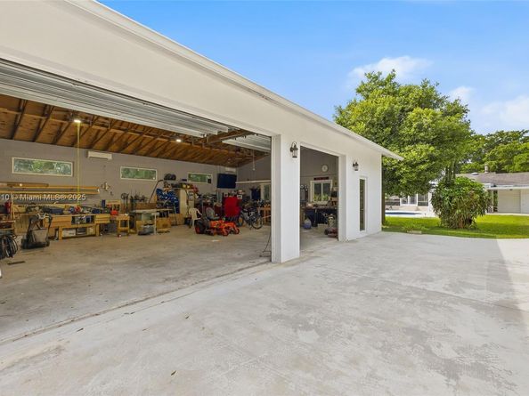 740 E Country Club Cir, Plantation FL 33317