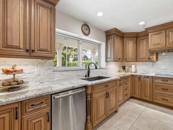 740 E Country Club Cir, Plantation FL 33317