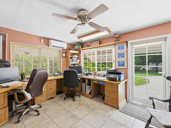 740 E Country Club Cir, Plantation FL 33317