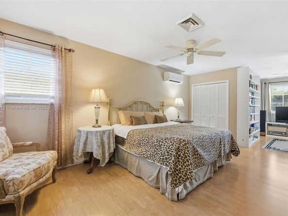 740 E Country Club Cir, Plantation FL 33317