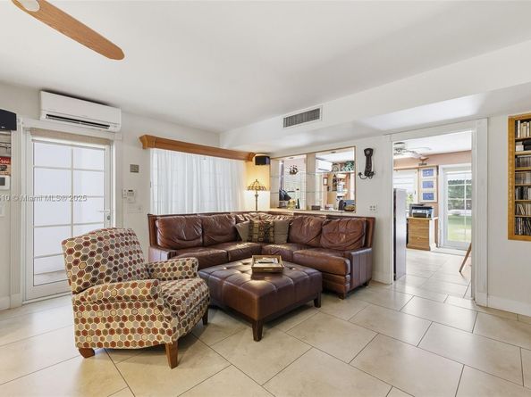 740 E Country Club Cir, Plantation FL 33317