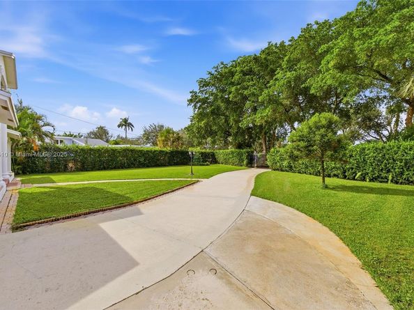 740 E Country Club Cir, Plantation FL 33317