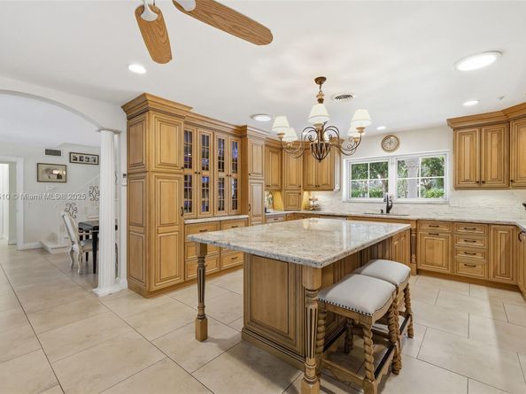 740 E Country Club Cir, Plantation FL 33317