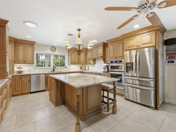 740 E Country Club Cir, Plantation FL 33317