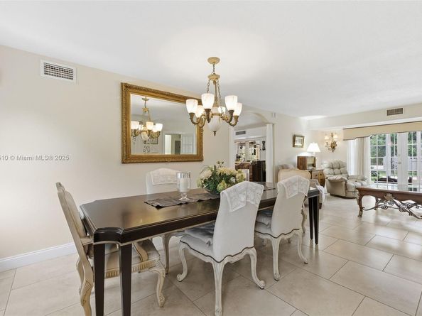 740 E Country Club Cir, Plantation FL 33317