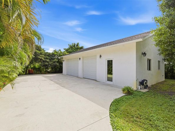 740 E Country Club Cir, Plantation FL 33317