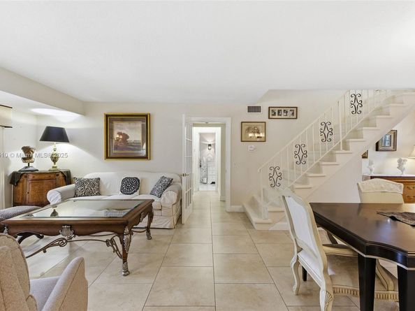 740 E Country Club Cir, Plantation FL 33317